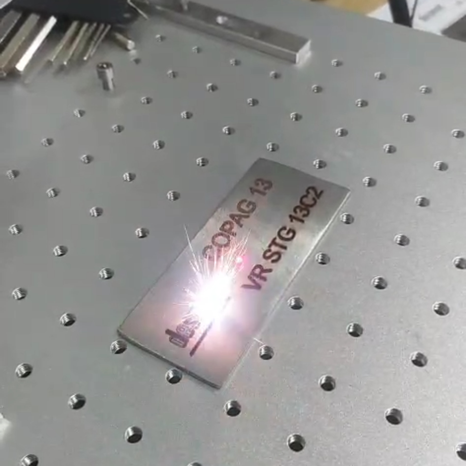 Gravação a laser em placa de metal com identificação técnica