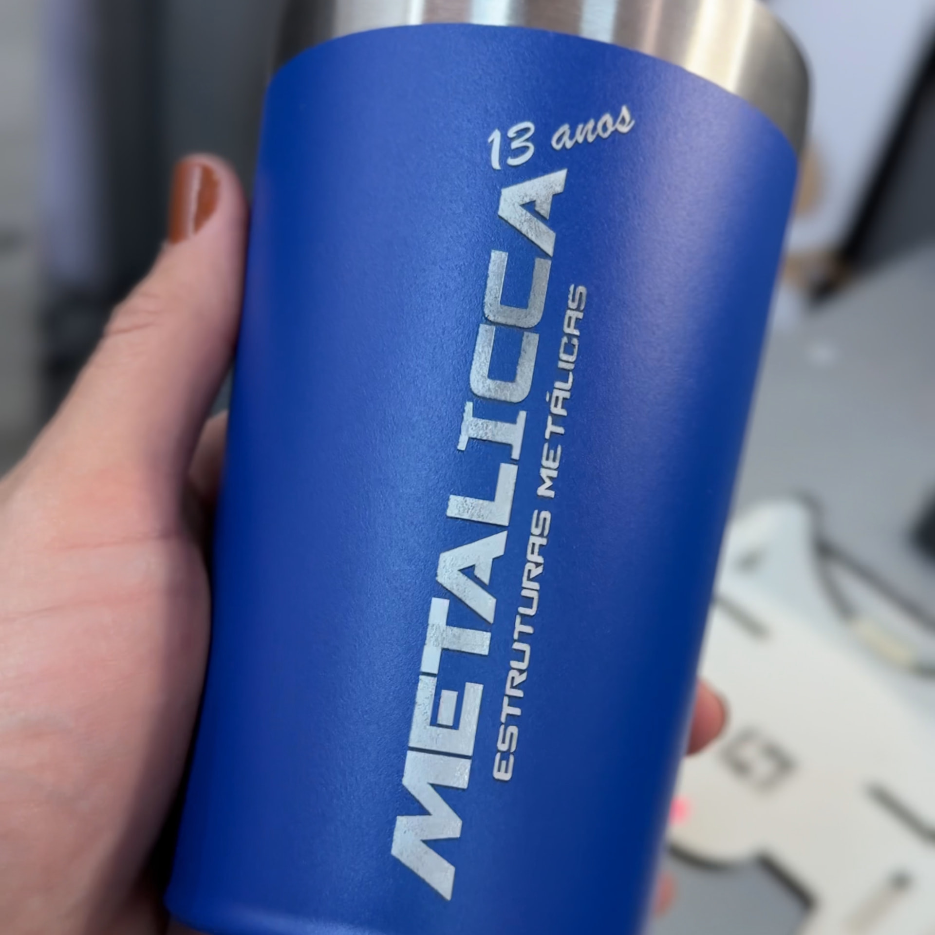 Copo térmico personalizado com gravação a laser do logo Metallicca